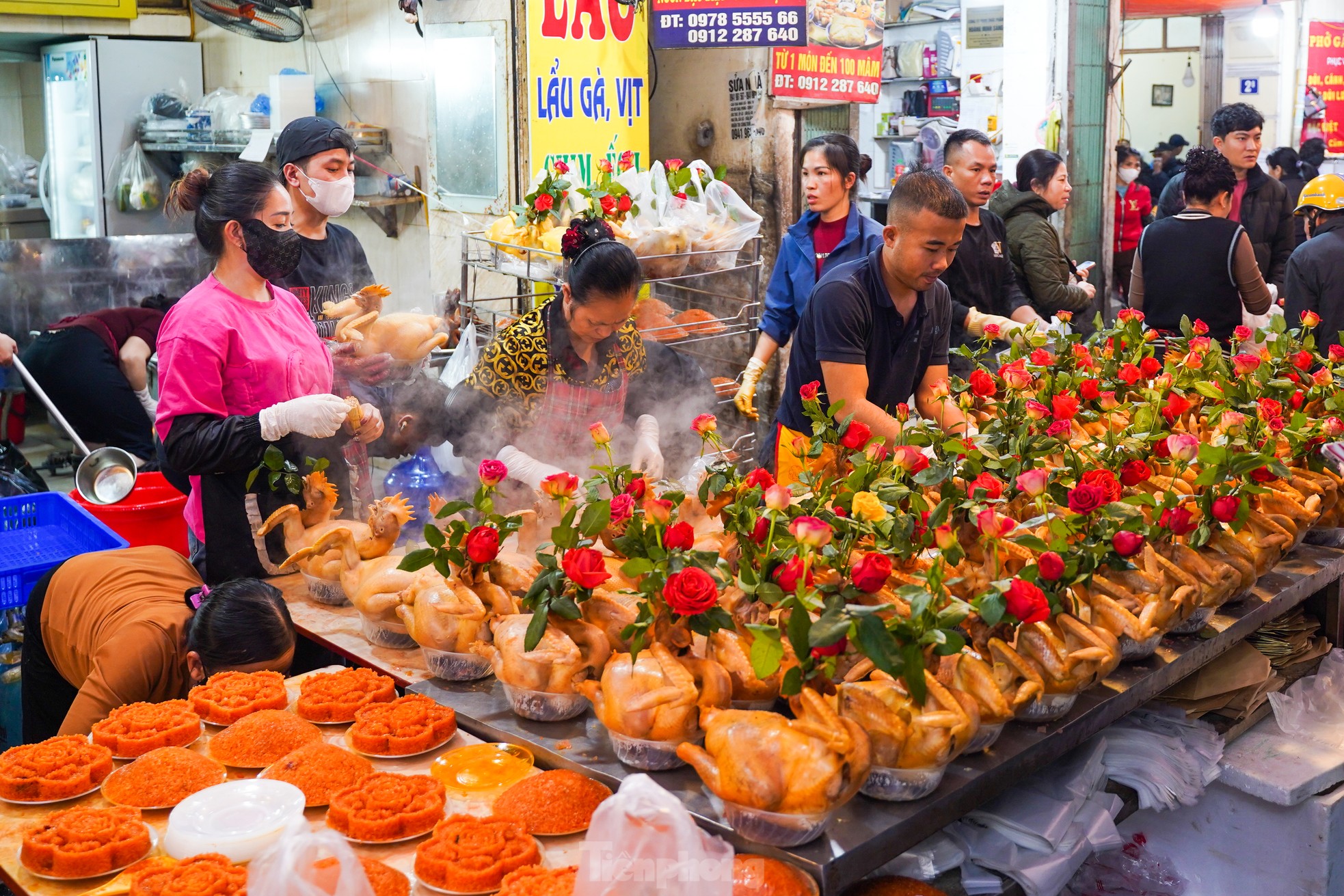 Người Hà Nội chi nửa triệu đồng mua gà ngậm hoa hồng sáng 29 Tết tại chợ 'nhà giàu' ảnh 8