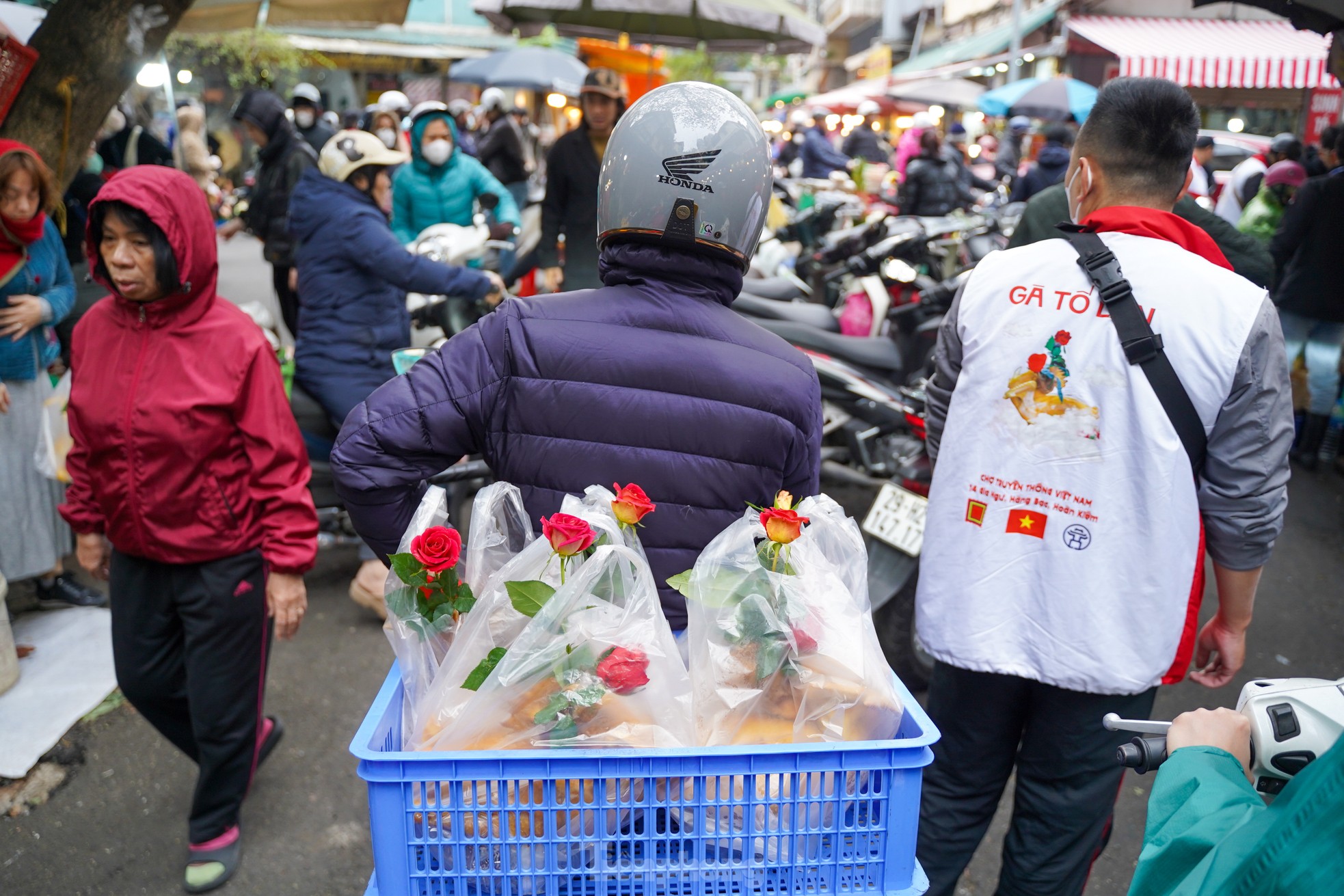 Người Hà Nội chi nửa triệu đồng mua gà ngậm hoa hồng sáng 29 Tết tại chợ 'nhà giàu' ảnh 10