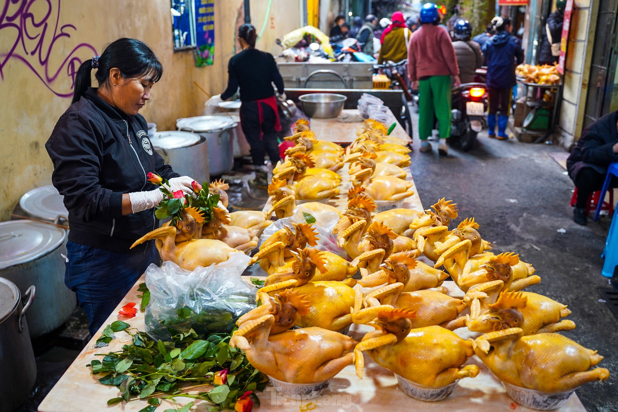 Người Hà Nội chi nửa triệu đồng mua gà ngậm hoa hồng sáng 29 Tết tại chợ 'nhà giàu' ảnh 11