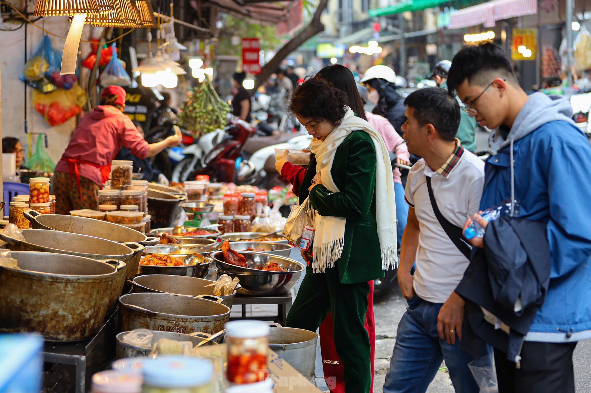 Người Hà Nội chi nửa triệu đồng mua gà ngậm hoa hồng sáng 29 Tết tại chợ 'nhà giàu' ảnh 13