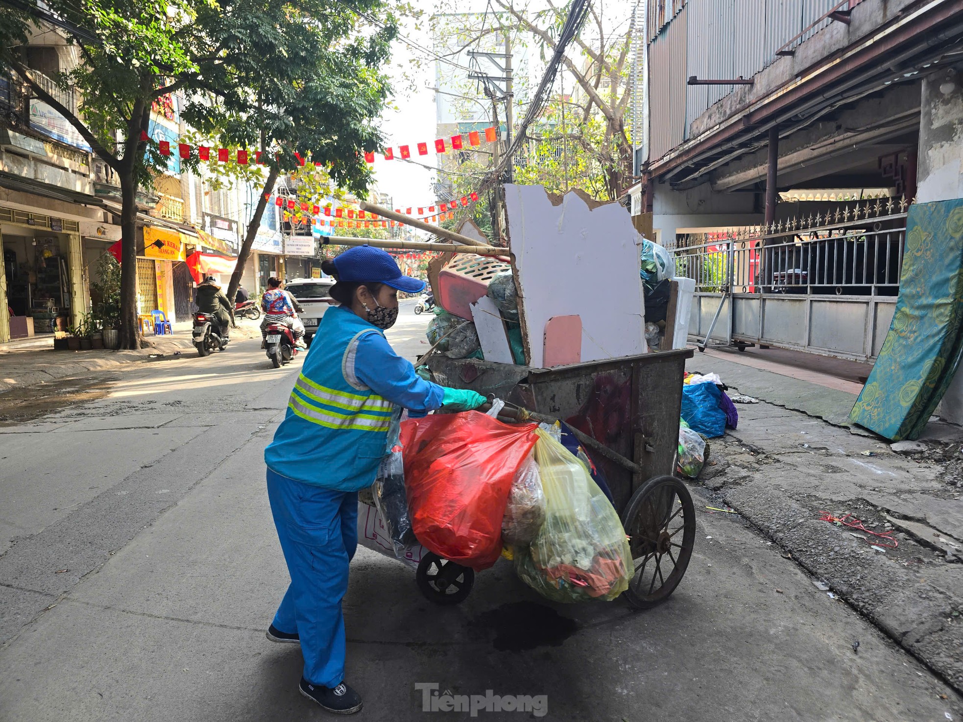 Người dân tổng vệ sinh đón Tết, công nhân môi trường gồng mình dọn rác ảnh 3