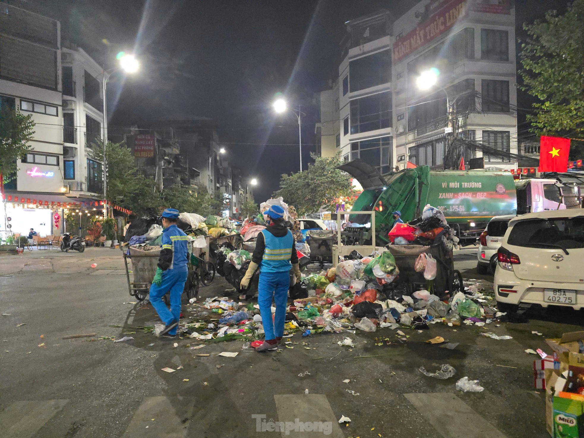 Người dân tổng vệ sinh đón Tết, công nhân môi trường gồng mình dọn rác ảnh 6