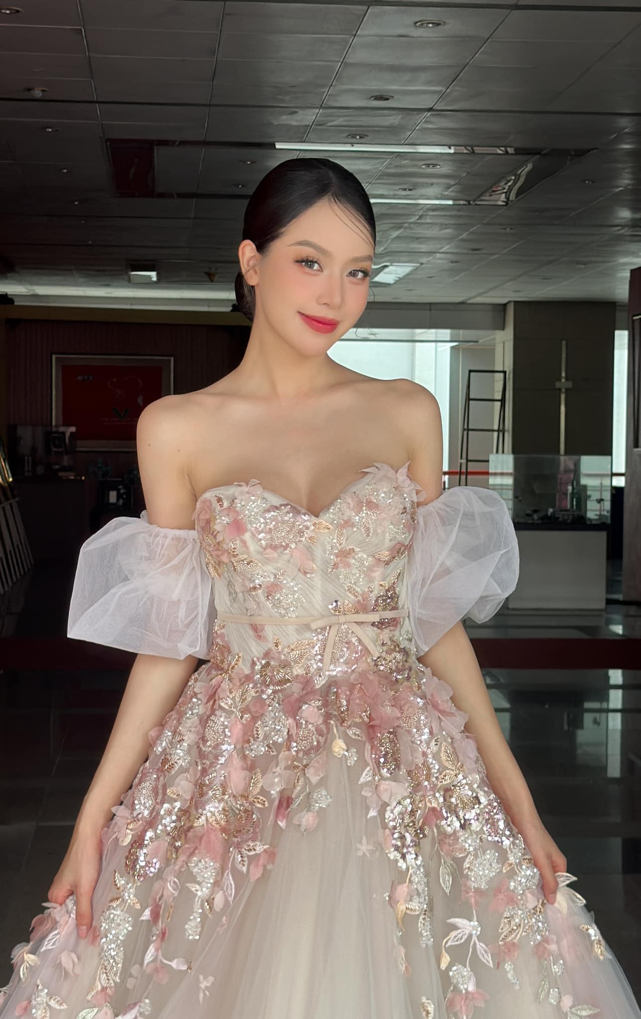 Mỹ nhân Đà Nẵng đầu tiên đăng quang Miss International 2024 ghi điểm nhờ hành động đẹp trong ngày 29 Tết - Ảnh 4.