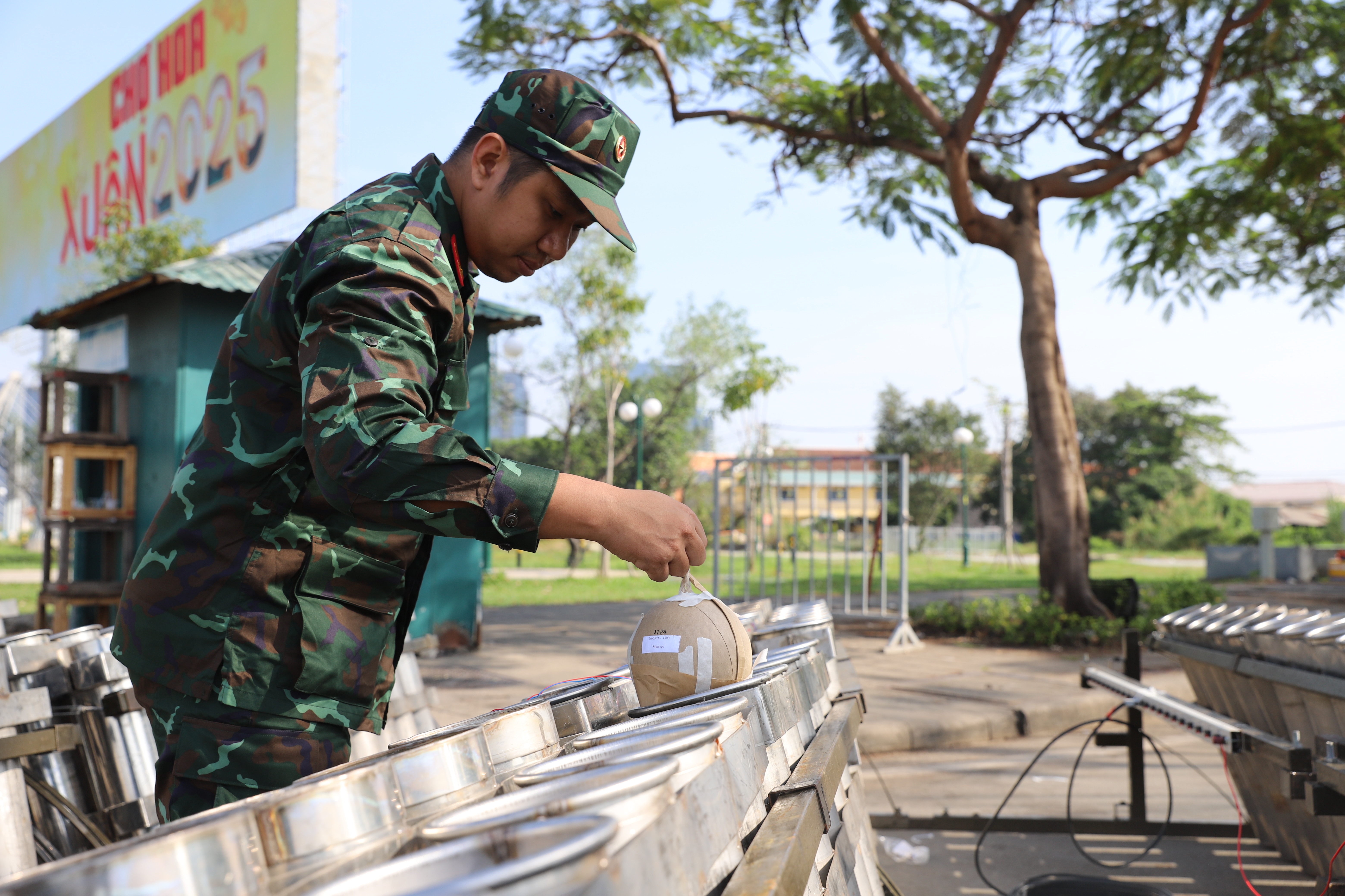 TP.HCM: Trận địa pháo hoa sẵn sàng khai hỏa đón năm mới Ất Tỵ 2025- Ảnh 6.