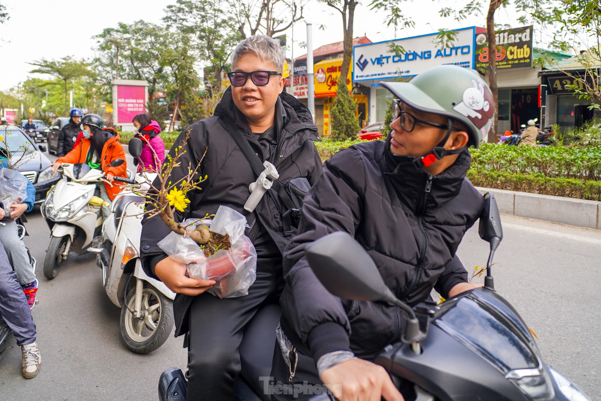 Hà Nội: Tiểu thương chặt bỏ đào ế trước khi rời chợ về quê ăn Tết ảnh 9