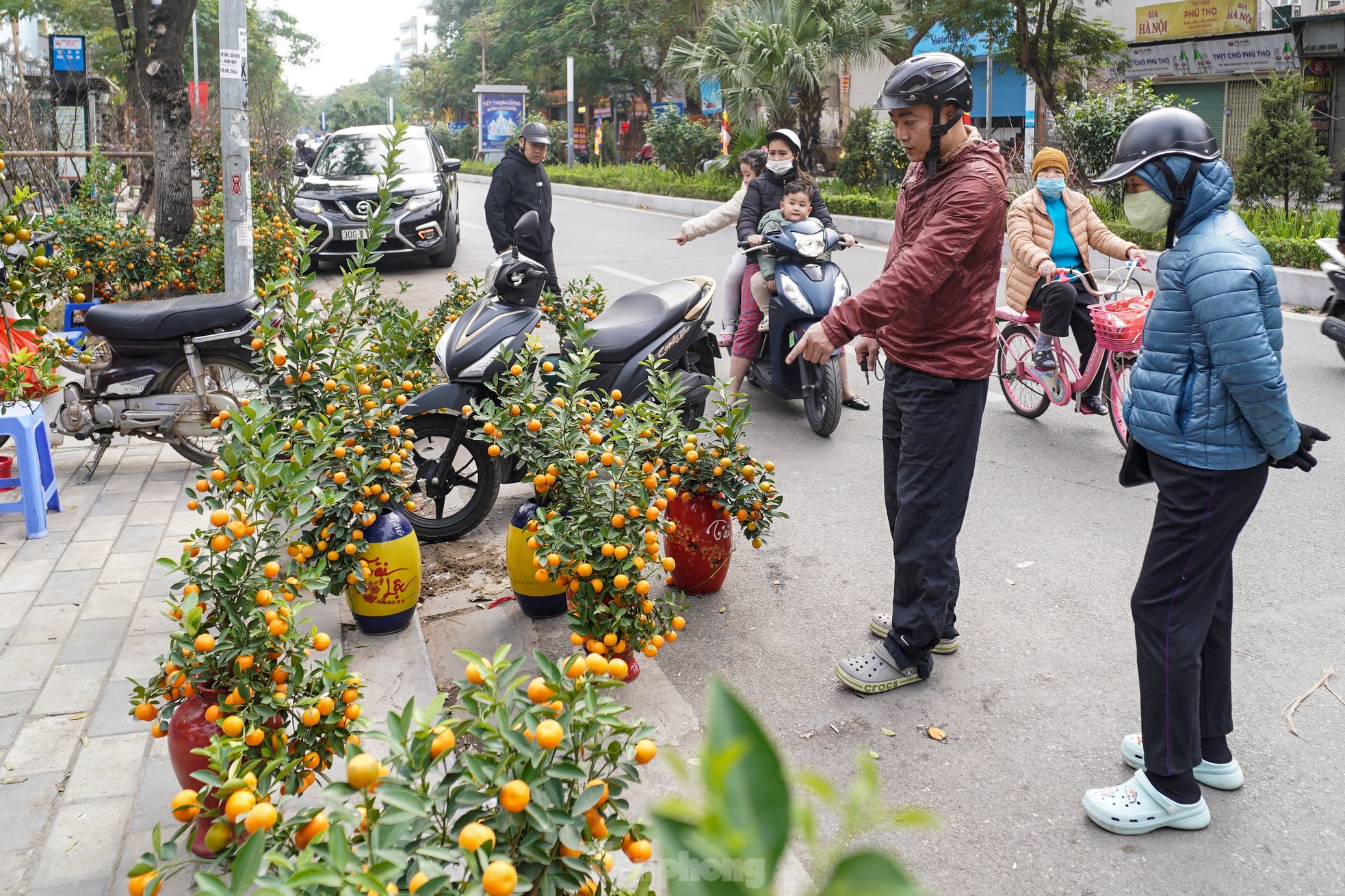 Hà Nội: Tiểu thương chặt bỏ đào ế trước khi rời chợ về quê ăn Tết ảnh 13