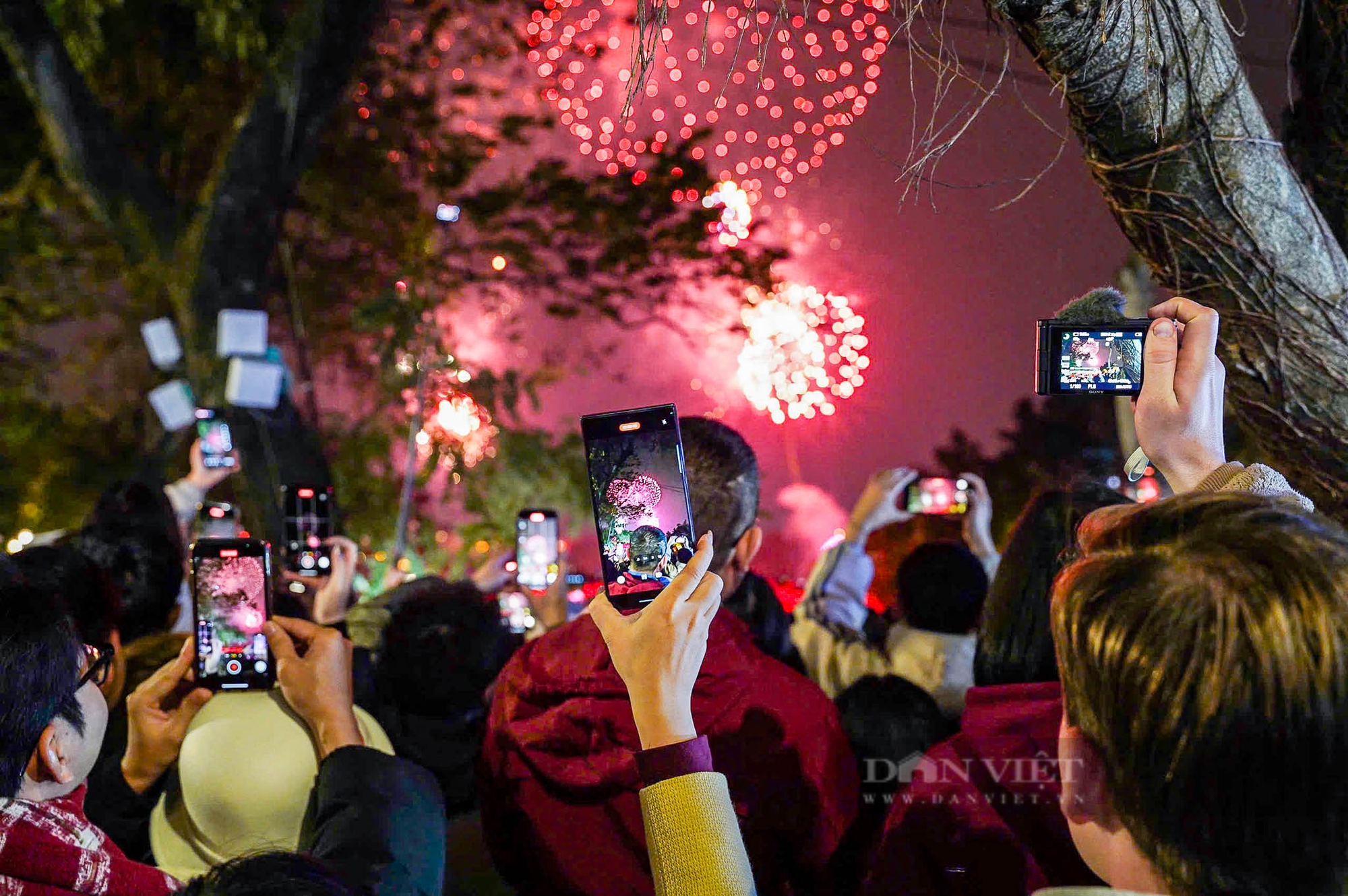 Mãn nhãn màn pháo hoa rực sáng bầu trời chào đón năm Ất Tỵ 2025 tại Hà Nội và TP Hồ Chí Minh - Ảnh 5.