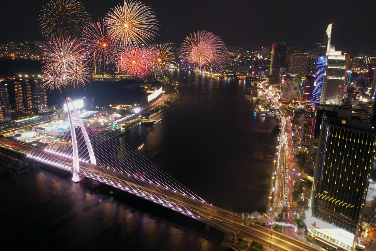 Mãn nhãn màn pháo hoa rực sáng bầu trời chào đón năm Ất Tỵ 2025 tại Hà Nội và TP Hồ Chí Minh - Ảnh 11.