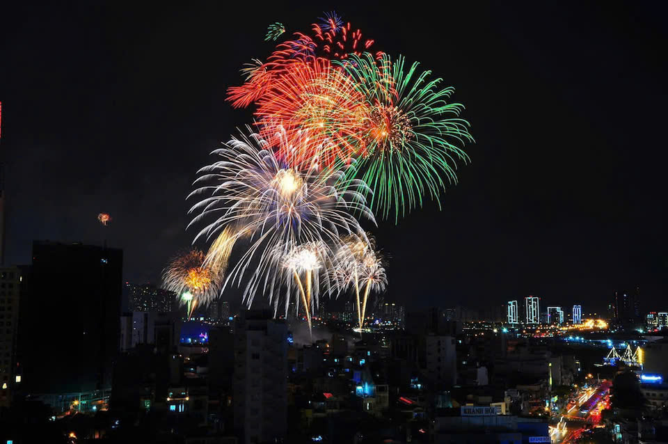 Pháo hoa được bắn lên từ nóc hầm sông Sài Gòn, TP Thủ Đức, TP Hồ Chí Minh. Ảnh: Tiểu Thúy