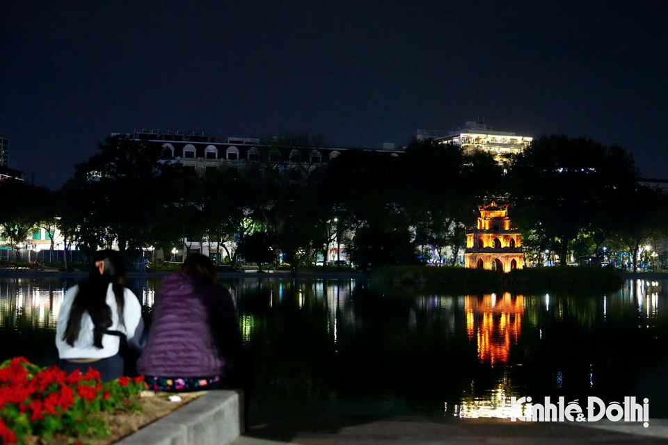 Hồ Gươm lung linh trong đêm Giao thừa. Ảnh: Duy Minh