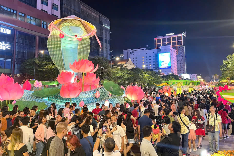 Hàng nghìn người dân TP Hồ Chí Minh và khách du lịch đến với đường hoa Nguyễn Huệ (quận 1) để vui chơi, hòa nhịp vào không khí Giao thừa. Ảnh: Tân Tiến