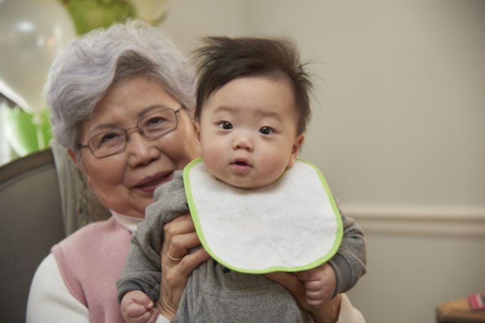 Nỗi niềm của những người ông bà bị chỉ trích không chăm cháu giúp là không thương con cháu: Đừng bắt chúng tôi phải "làm cha mẹ lần 2" - Ảnh 2.