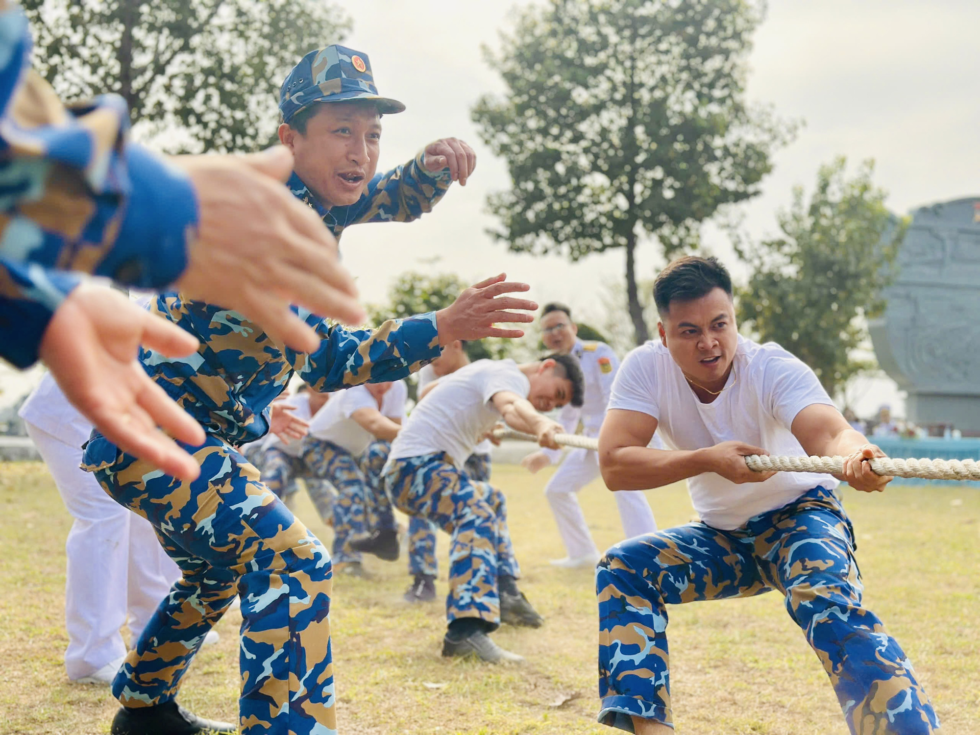 Tết xa nhà của lính hải quân: Gói bánh chưng trên nhà giàn - Ảnh 8.