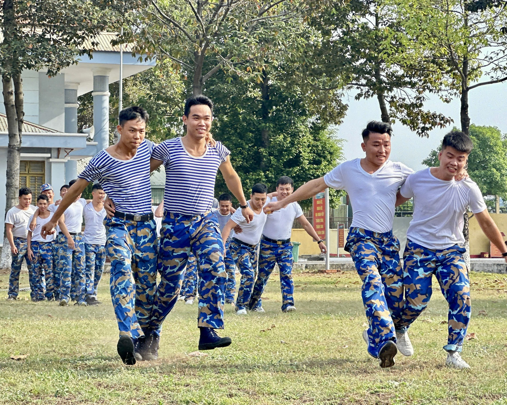 Tết xa nhà của lính hải quân: Gói bánh chưng trên nhà giàn - Ảnh 9.