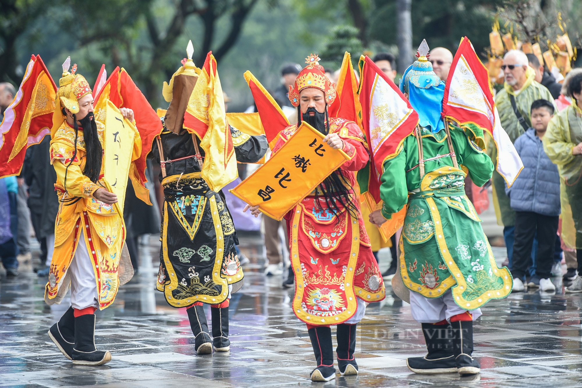 Du khách nước ngoài thích thú hái lộc tại Đại nội Huế vào sáng mồng Một Tết- Ảnh 11.