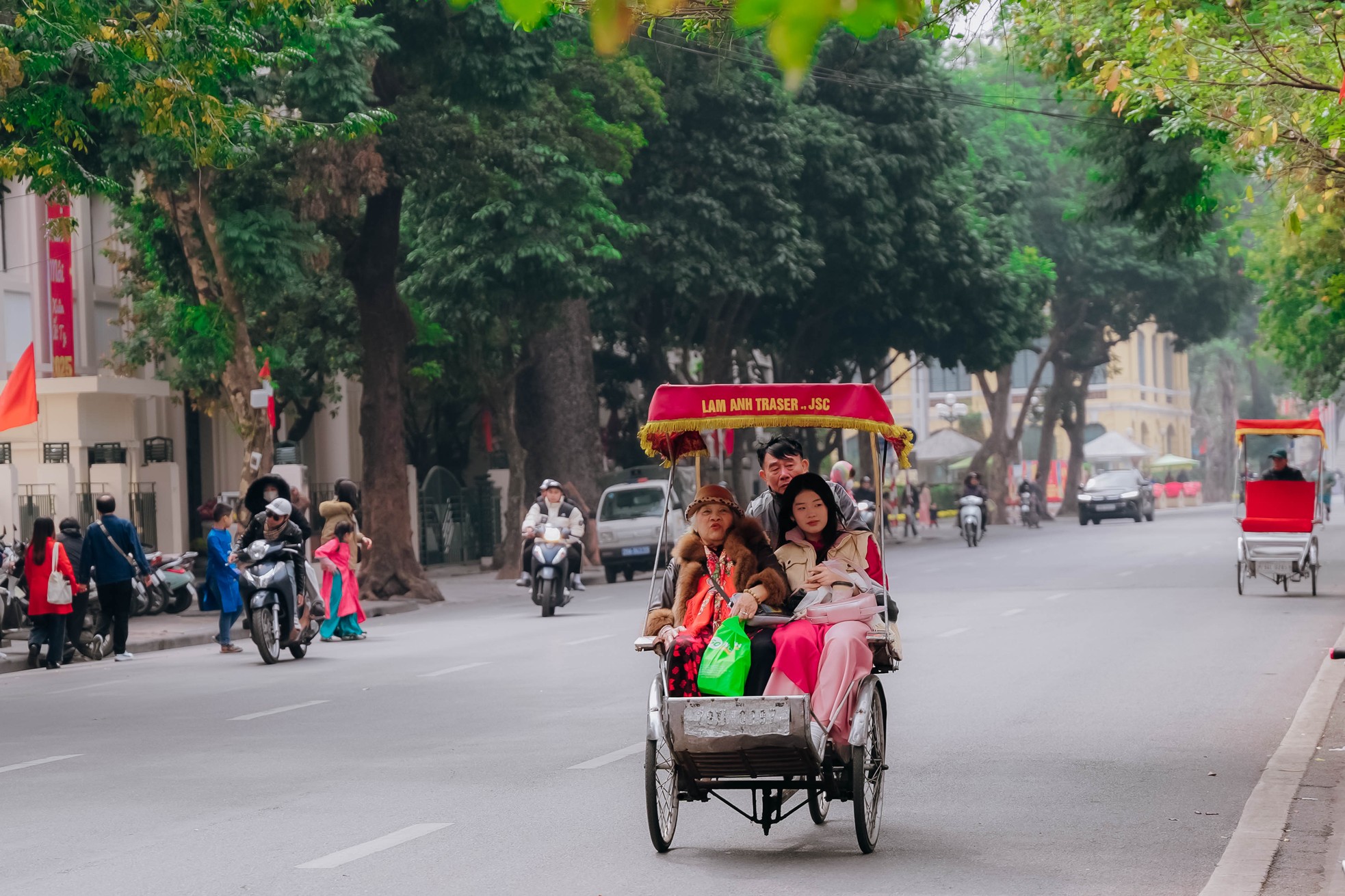 Cách người Hà Nội tận hưởng không khí ngày đầu năm mới ảnh 9