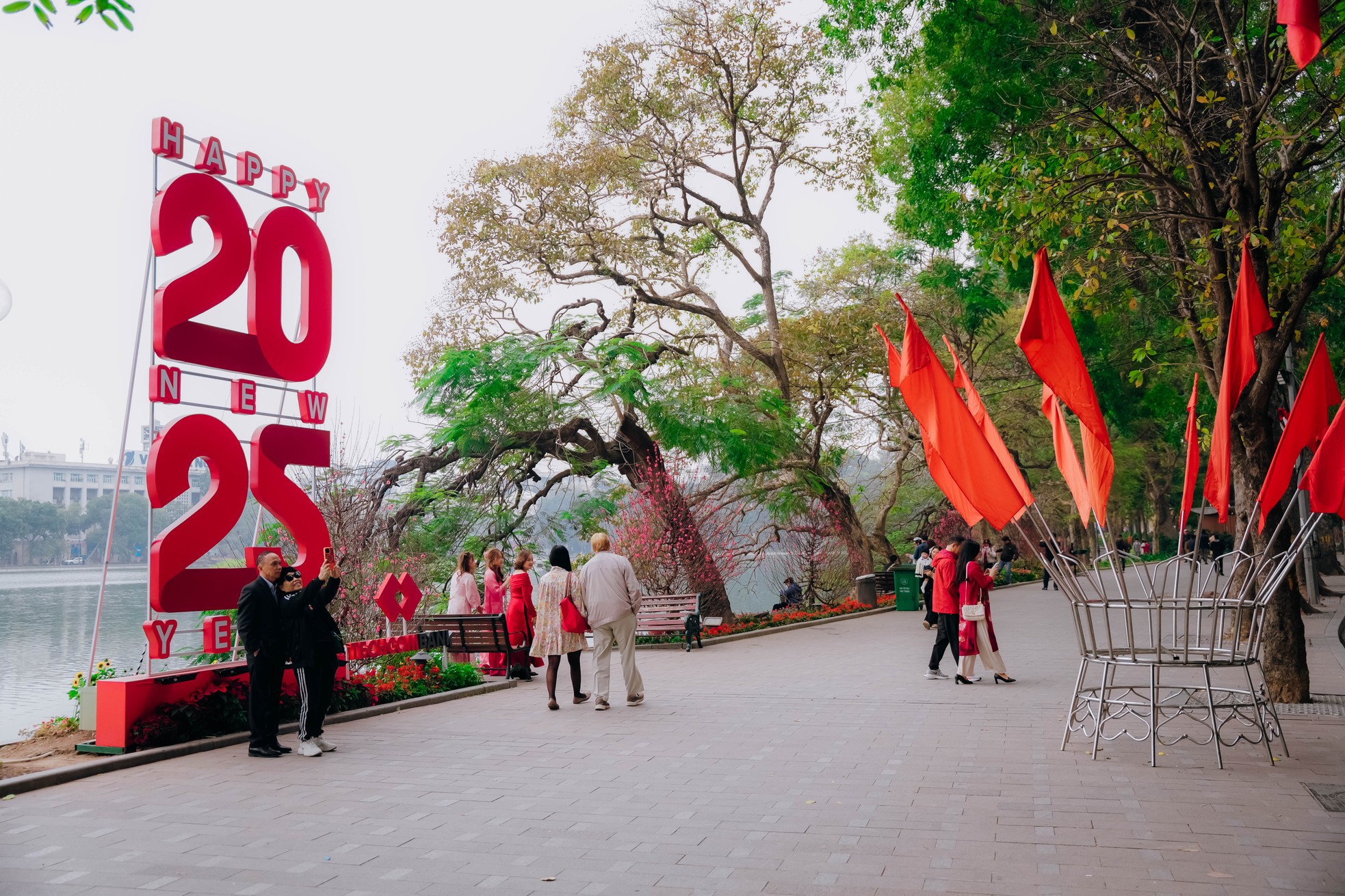 Cách người Hà Nội tận hưởng không khí ngày đầu năm mới ảnh 12