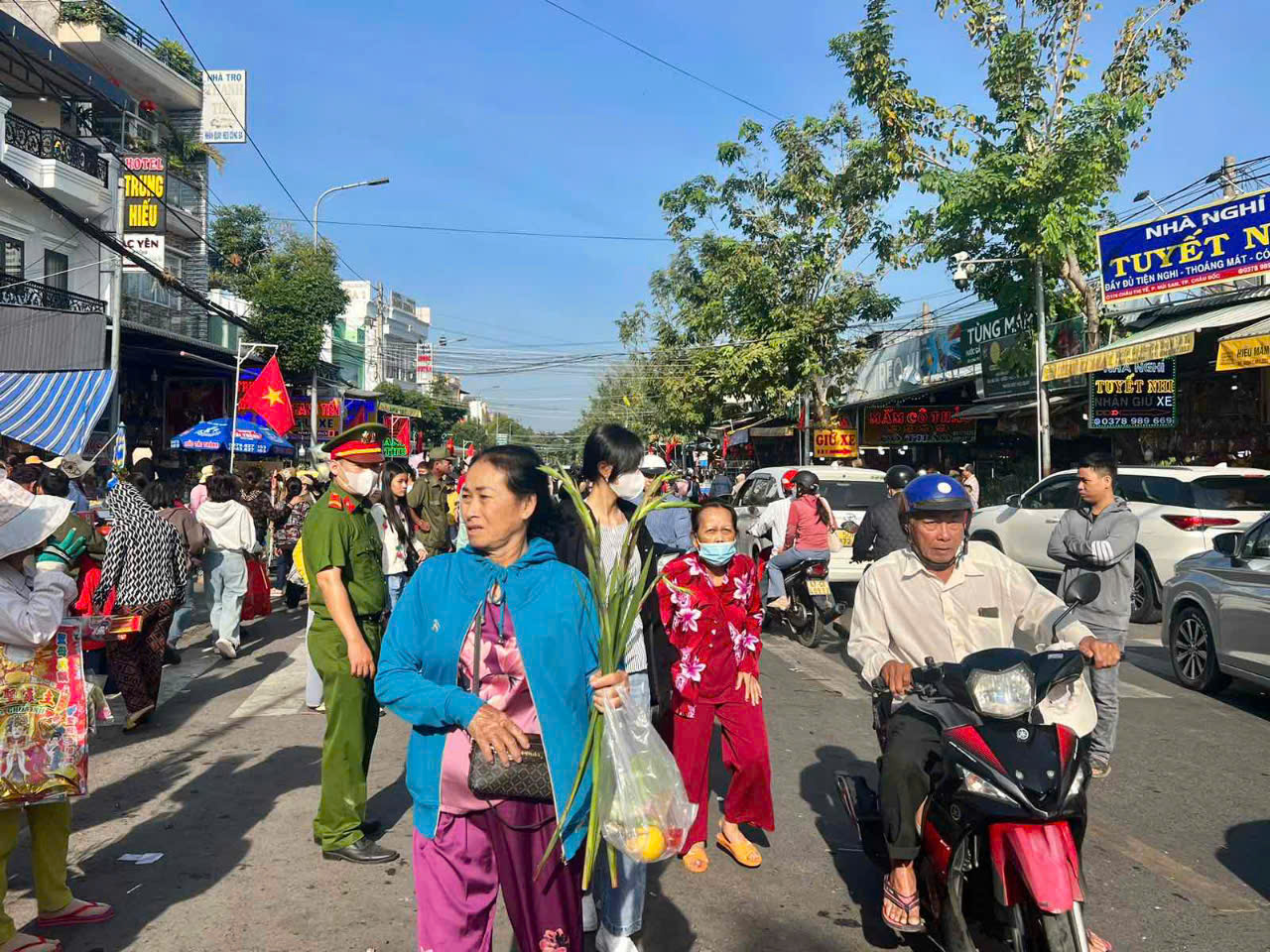 Mùng 1 Tết, “biển người” đổ về một khu du lịch ở Châu Đốc- Ảnh 8.