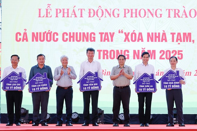 Tại Lễ phát động Phong trào thi đua cả nước chung tay “Xóa nhà tạm, nhà dột nát” trong năm 2025, Thủ tướng Phạm Minh Chính và Chủ tịch Ủy ban T.Ư Mặt trận Tổ quốc Việt Nam Đỗ Văn Chiến trao kinh phí hỗ trợ từ Quỹ Vì người nghèo T.Ư cho 5 tỉnh Tây Bắc