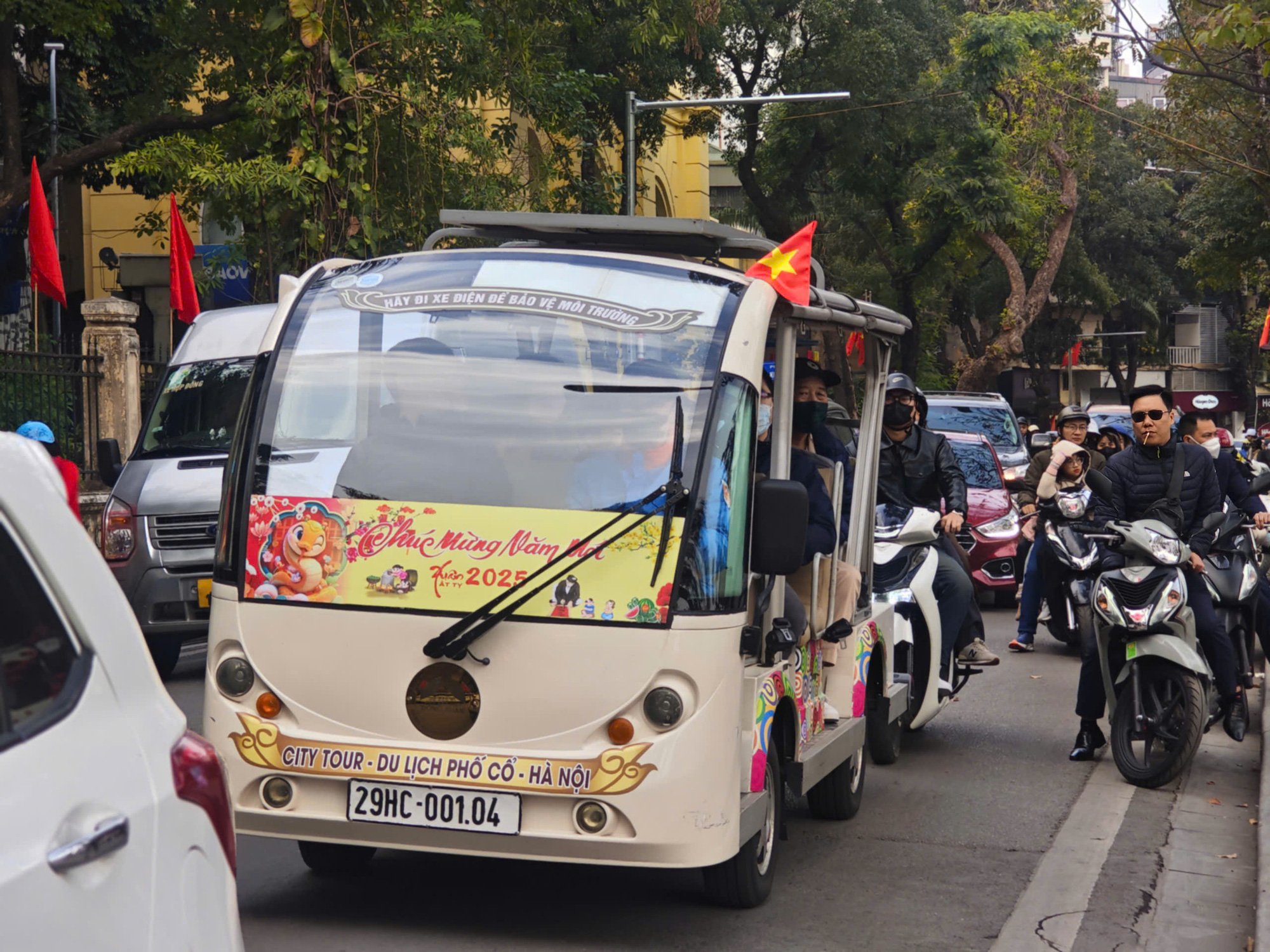 Phố phường Hà Nội nhộn nhịp, nượp người du xuân ngày mùng 1 Tết Ất Tỵ - Ảnh 4.