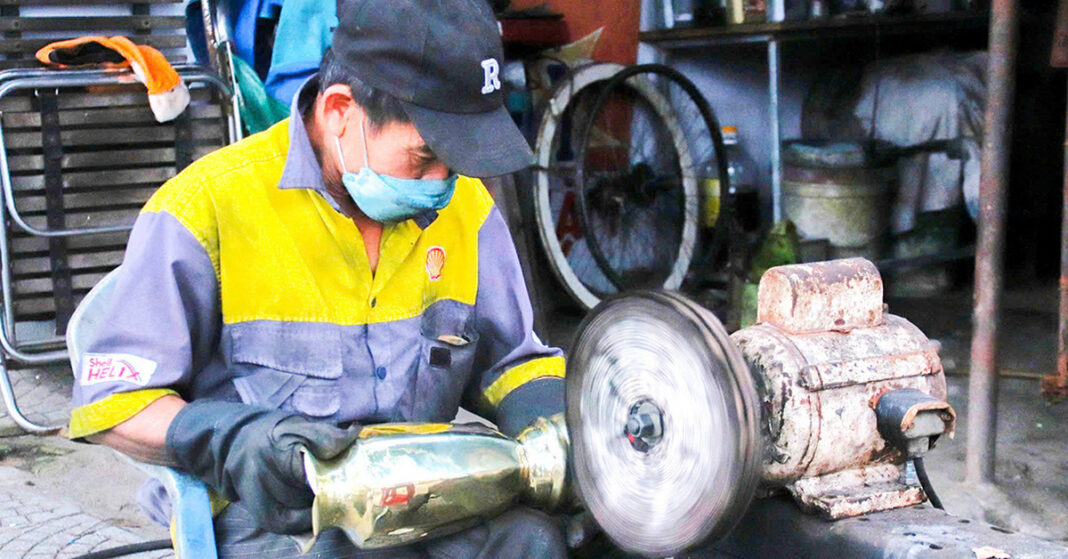 Cận Tết xuống phố đánh bóng lư đồng, ‘hái’ tiền triệu bằng nghề tay trái