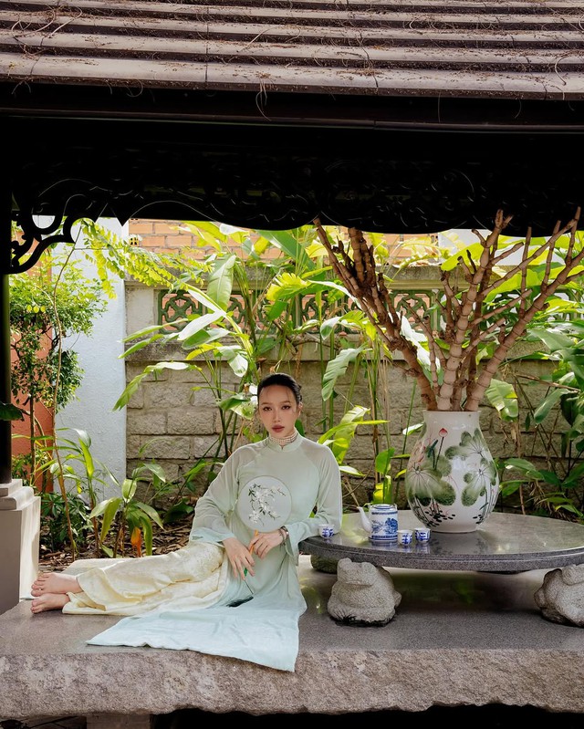 Cách phối đồ với áo dài trơn, nhẹ nhàng nhưng vẫn nổi bật khi đi lễ chùa- Ảnh 3. Cách phối đồ với áo dài trơn, nhẹ nhàng nhưng vẫn nổi bật khi đi lễ chùa- Ảnh 3.