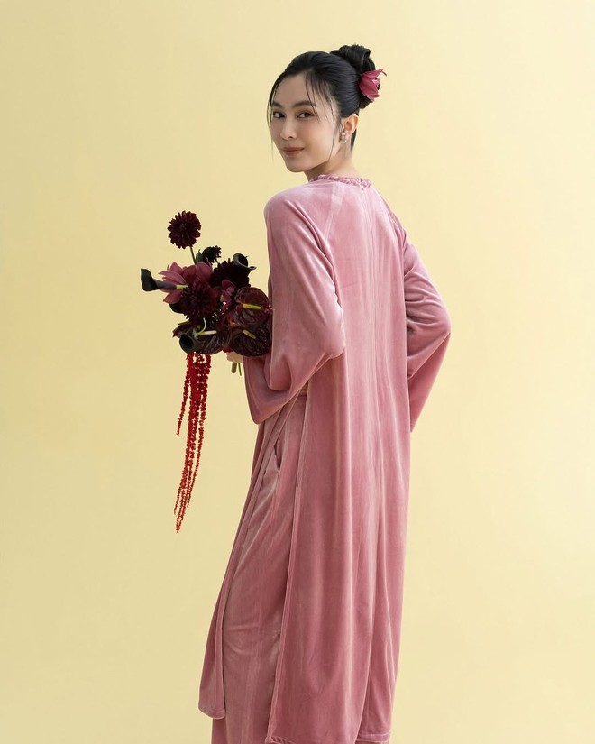 Cách phối đồ với áo dài trơn, nhẹ nhàng nhưng vẫn nổi bật khi đi lễ chùa- Ảnh 5. Cách phối đồ với áo dài trơn, nhẹ nhàng nhưng vẫn nổi bật khi đi lễ chùa- Ảnh 5.