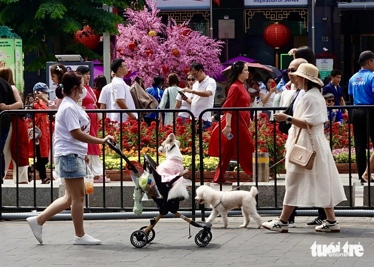 Khách du xuân, quán xá mở cửa xuyên Tết đắt khách  - Ảnh 3.