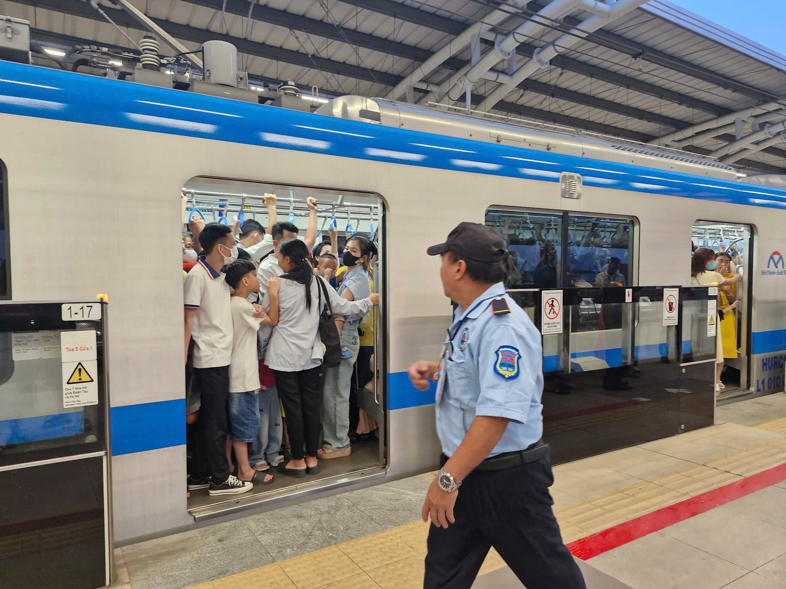 Metro số 1 đông nghẹt mùng 1 Tết, phải điều chỉnh tăng chuyến- Ảnh 7.