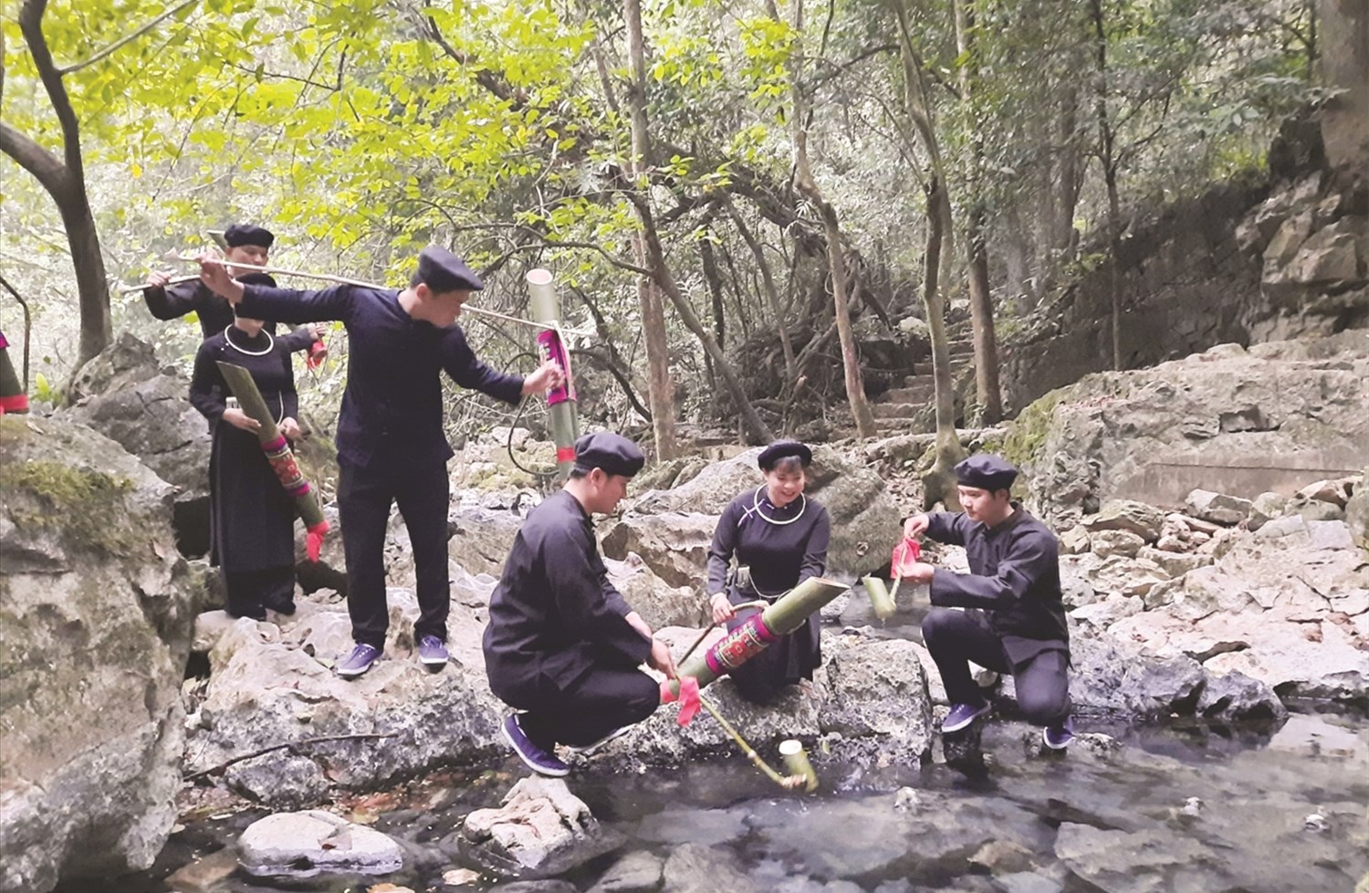 Nghi lễ lấy nước đầu nguồn của đồng bào dân tộc Nùng trong khuôn khổ Lễ hội về nguồn Pác Bó được tổ chức ngay sau Giao thừa hoặc vào sáng sớm mồng Một Tết Nguyên đán để dâng hương tưởng niệm Chủ tịch Hồ Chí Minh, đồng thời cầu cho quốc thái dân an, mưa thuận gió hòa, mùa màng bội thu