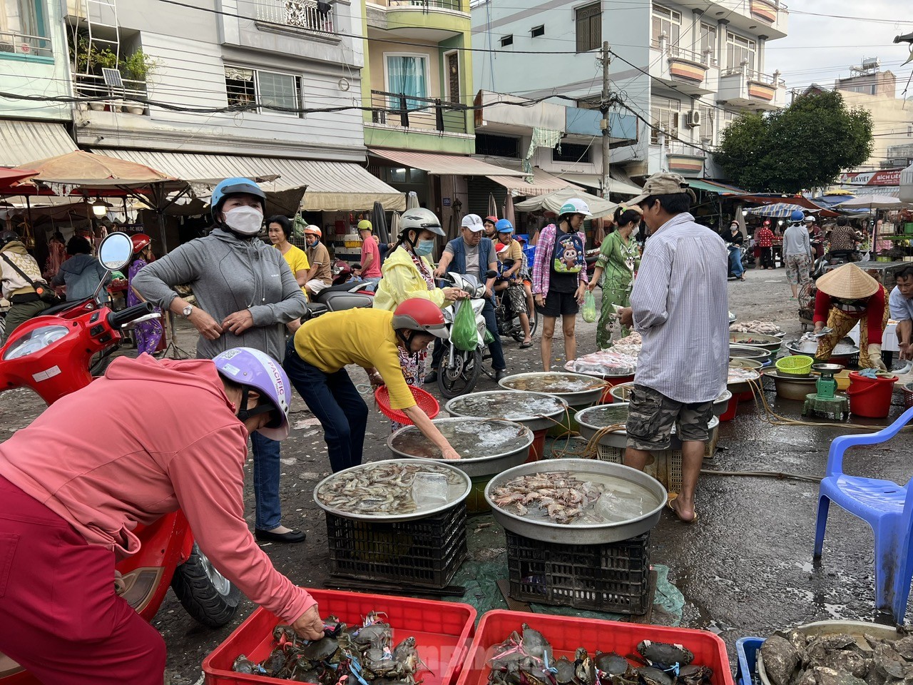 Thực phẩm mùng 2 Tết giá tăng nhẹ vẫn hút khách ảnh 2