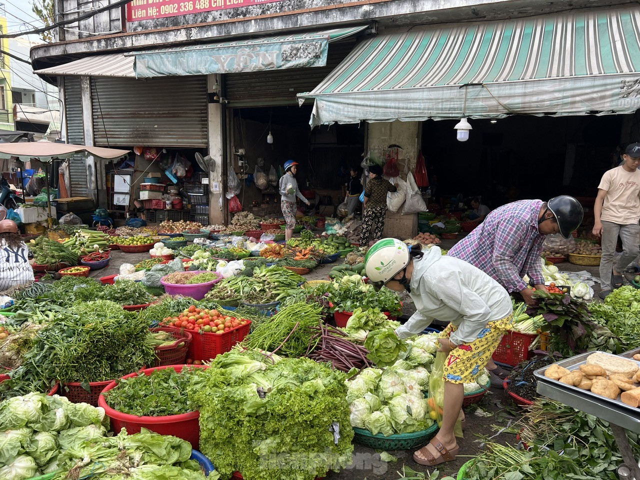 Thực phẩm mùng 2 Tết giá tăng nhẹ vẫn hút khách ảnh 3