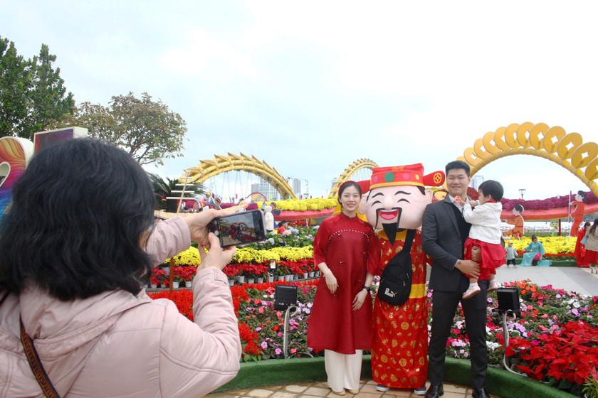 Mô hình check-in ngày Tết tại đường hoa Bạch Đằng thu hút đông đảo người dân và du khách đến tham quan, lưu lại những khoảnh khắc ý nghĩa trong những ngày đầu năm mới.