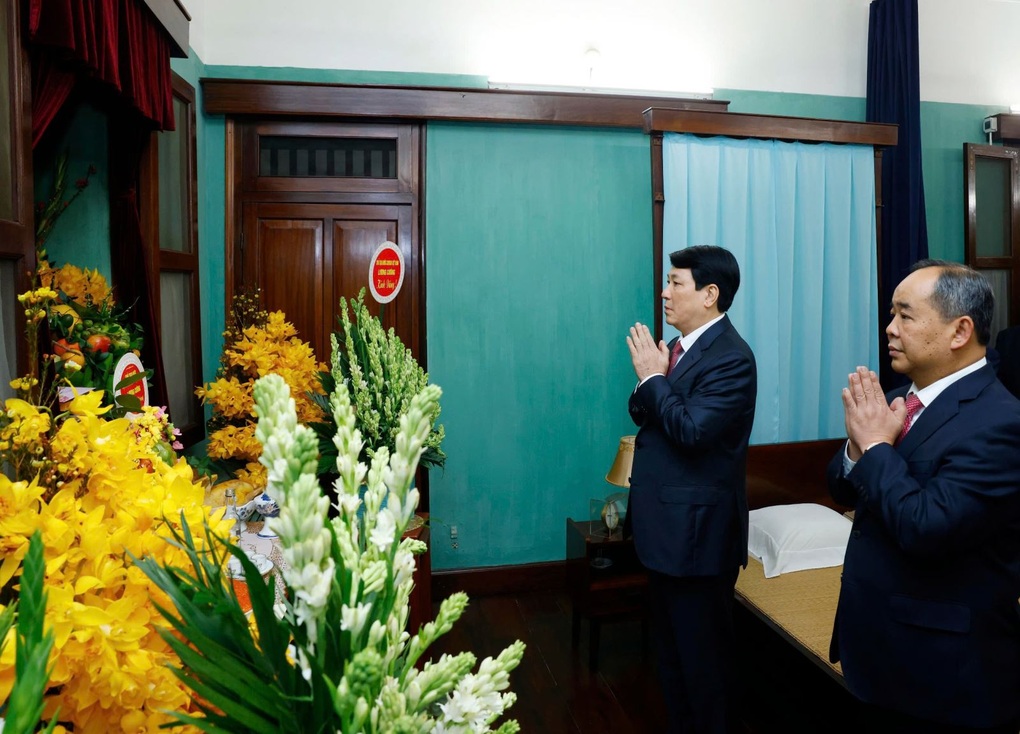 Chủ tịch nước dâng hương tưởng niệm Chủ tịch Hồ Chí Minh ngày đầu xuân mới - 2 Chủ tịch nước dâng hương tưởng niệm Chủ tịch Hồ Chí Minh ngày đầu xuân mới - 2