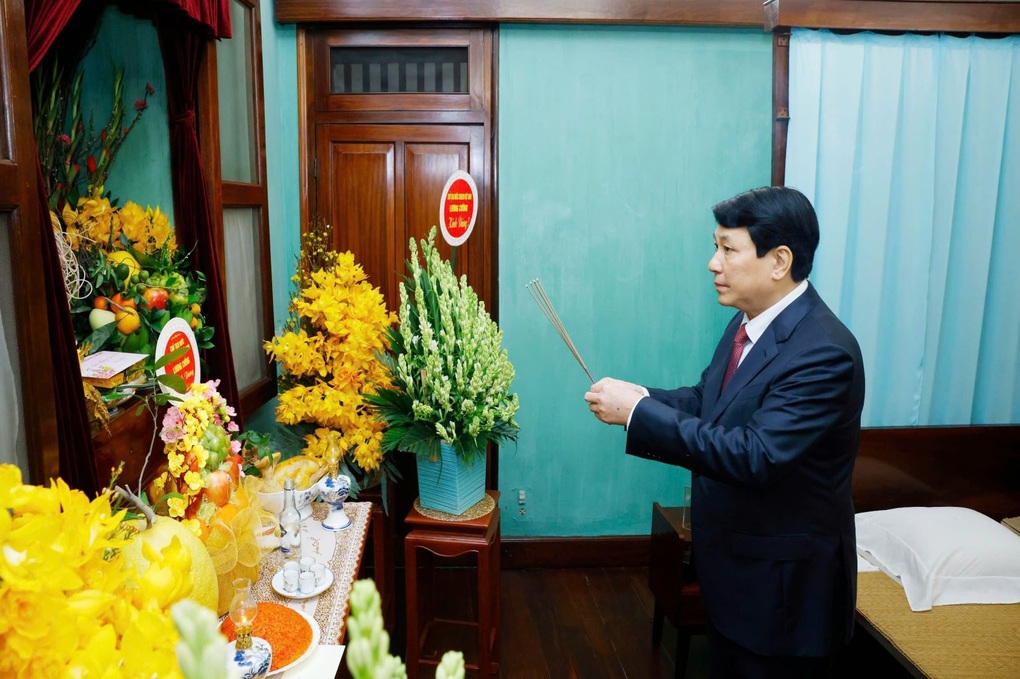 Chủ tịch nước dâng hương tưởng niệm Chủ tịch Hồ Chí Minh ngày đầu xuân mới - 3 Chủ tịch nước dâng hương tưởng niệm Chủ tịch Hồ Chí Minh ngày đầu xuân mới - 3