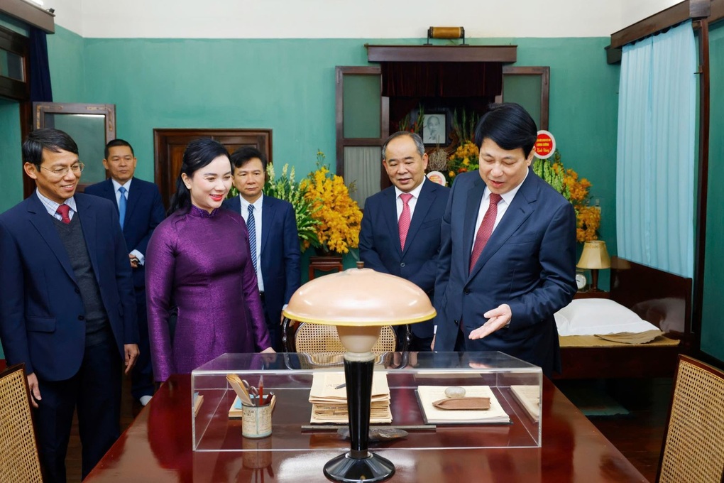 Chủ tịch nước dâng hương tưởng niệm Chủ tịch Hồ Chí Minh ngày đầu xuân mới - 8 Chủ tịch nước dâng hương tưởng niệm Chủ tịch Hồ Chí Minh ngày đầu xuân mới - 8