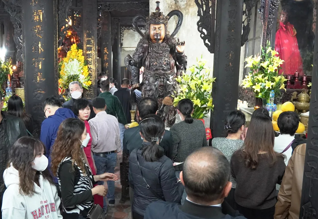 ngay mung 3 tet nguoi dan ha noi tap nap di le chua phuc khanh cau an hinh 4