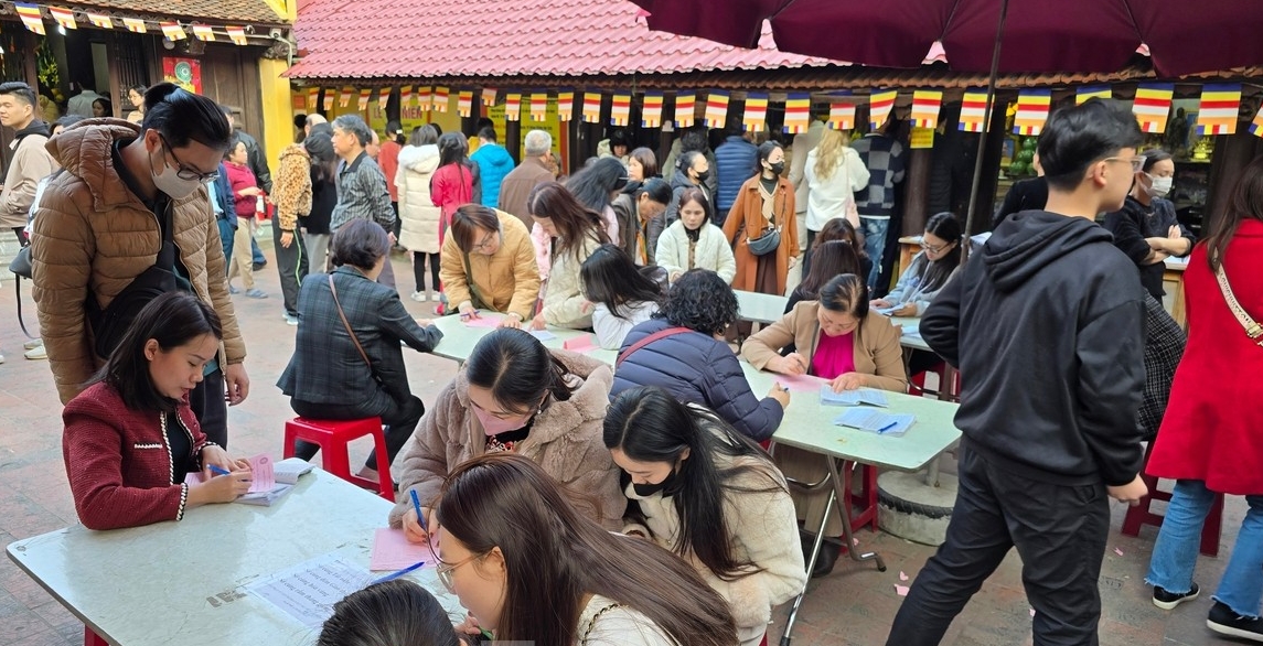 ngay mung 3 tet nguoi dan ha noi tap nap di le chua phuc khanh cau an hinh 5