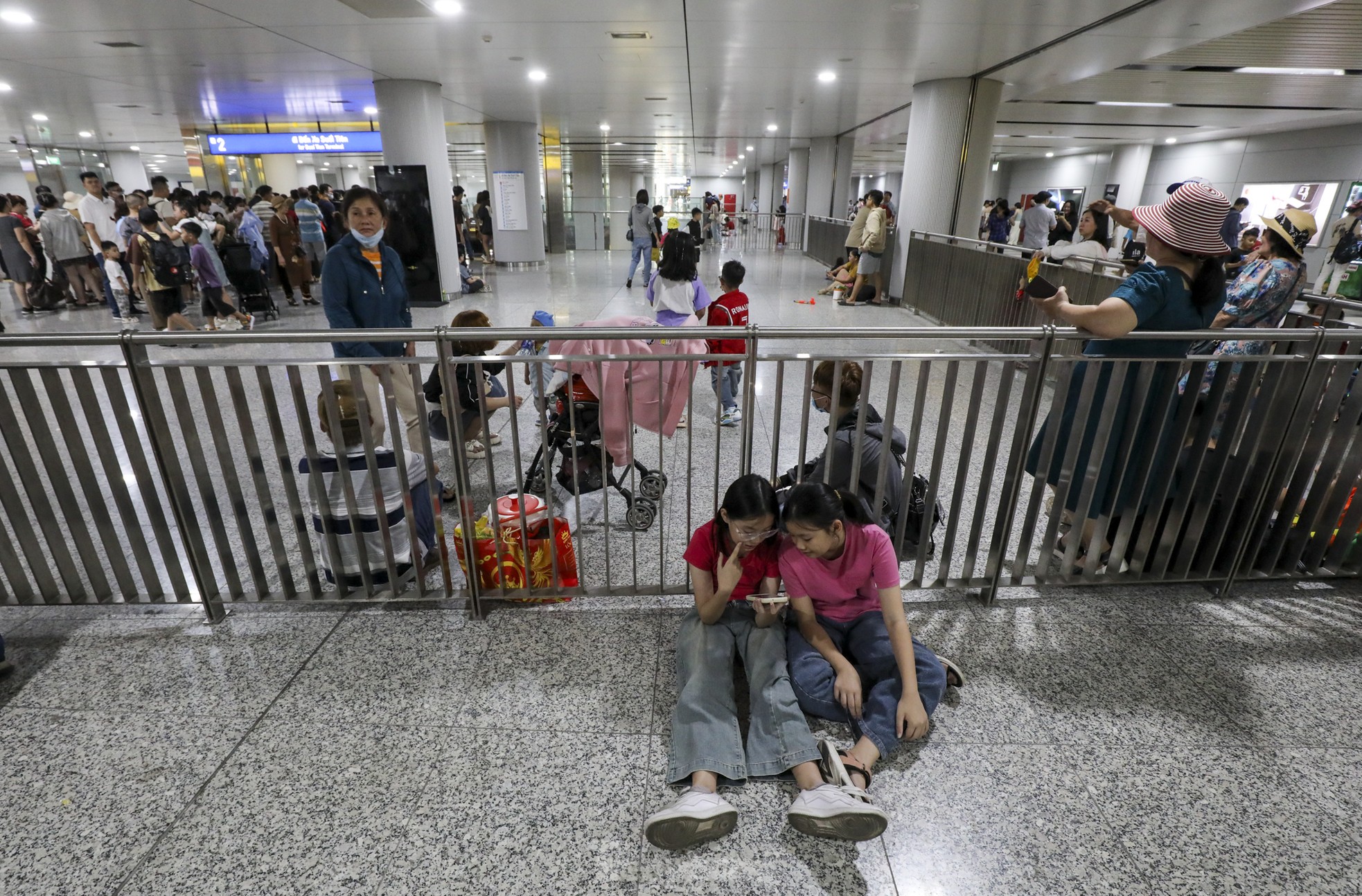 'Biển người' chờ cả tiếng để đi metro TPHCM ngày mùng 3 Tết ảnh 3