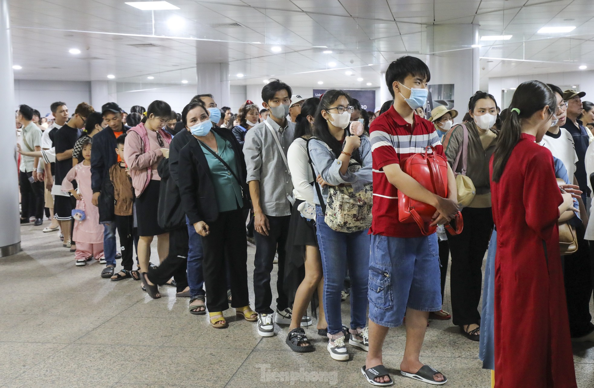 'Biển người' chờ cả tiếng để đi metro TPHCM ngày mùng 3 Tết ảnh 4