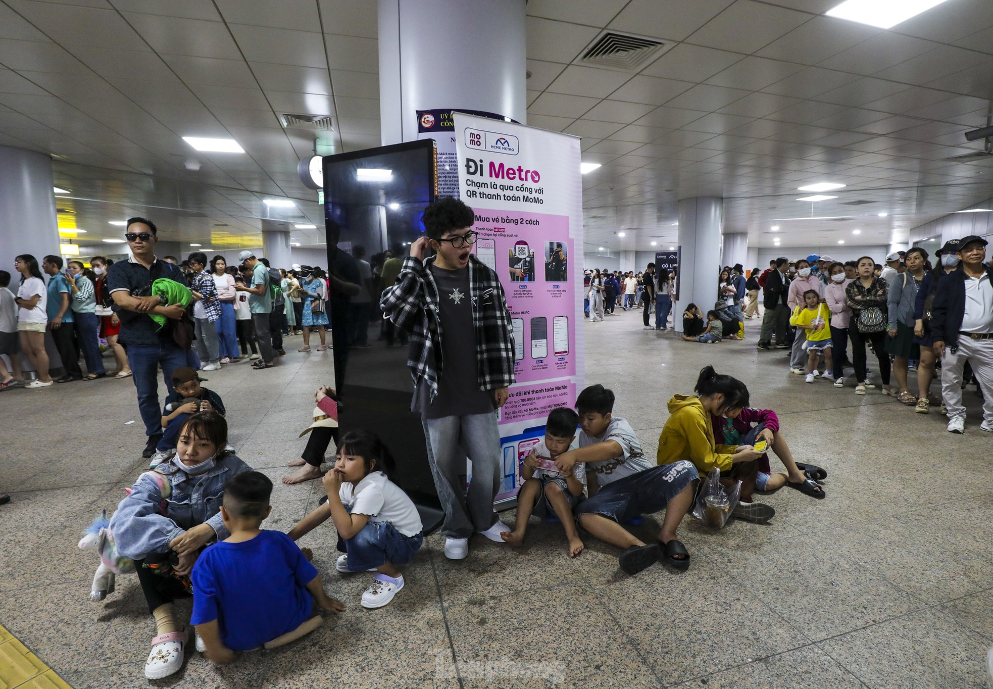 'Biển người' chờ cả tiếng để đi metro TPHCM ngày mùng 3 Tết ảnh 5