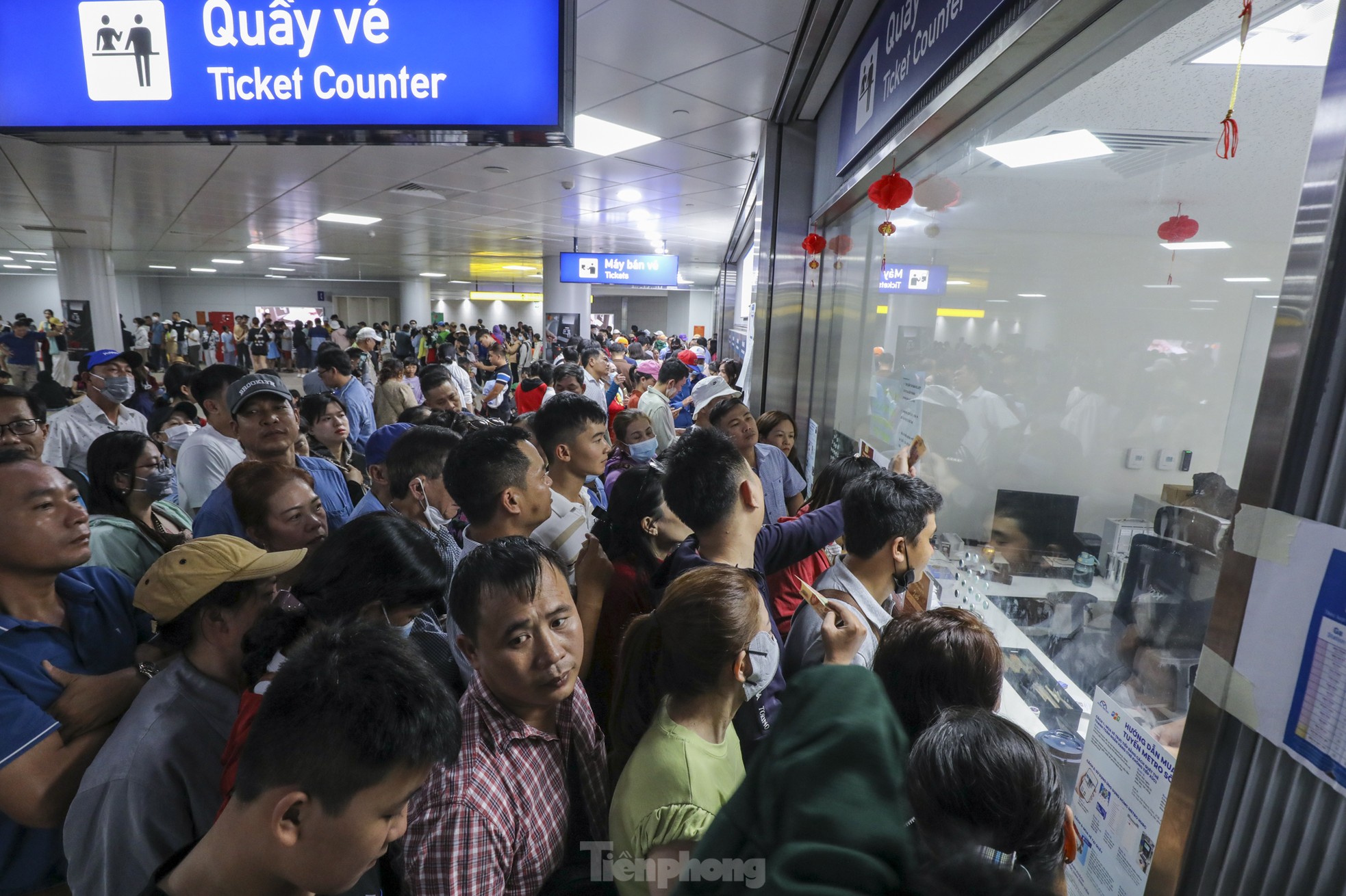 'Biển người' chờ cả tiếng để đi metro TPHCM ngày mùng 3 Tết ảnh 6