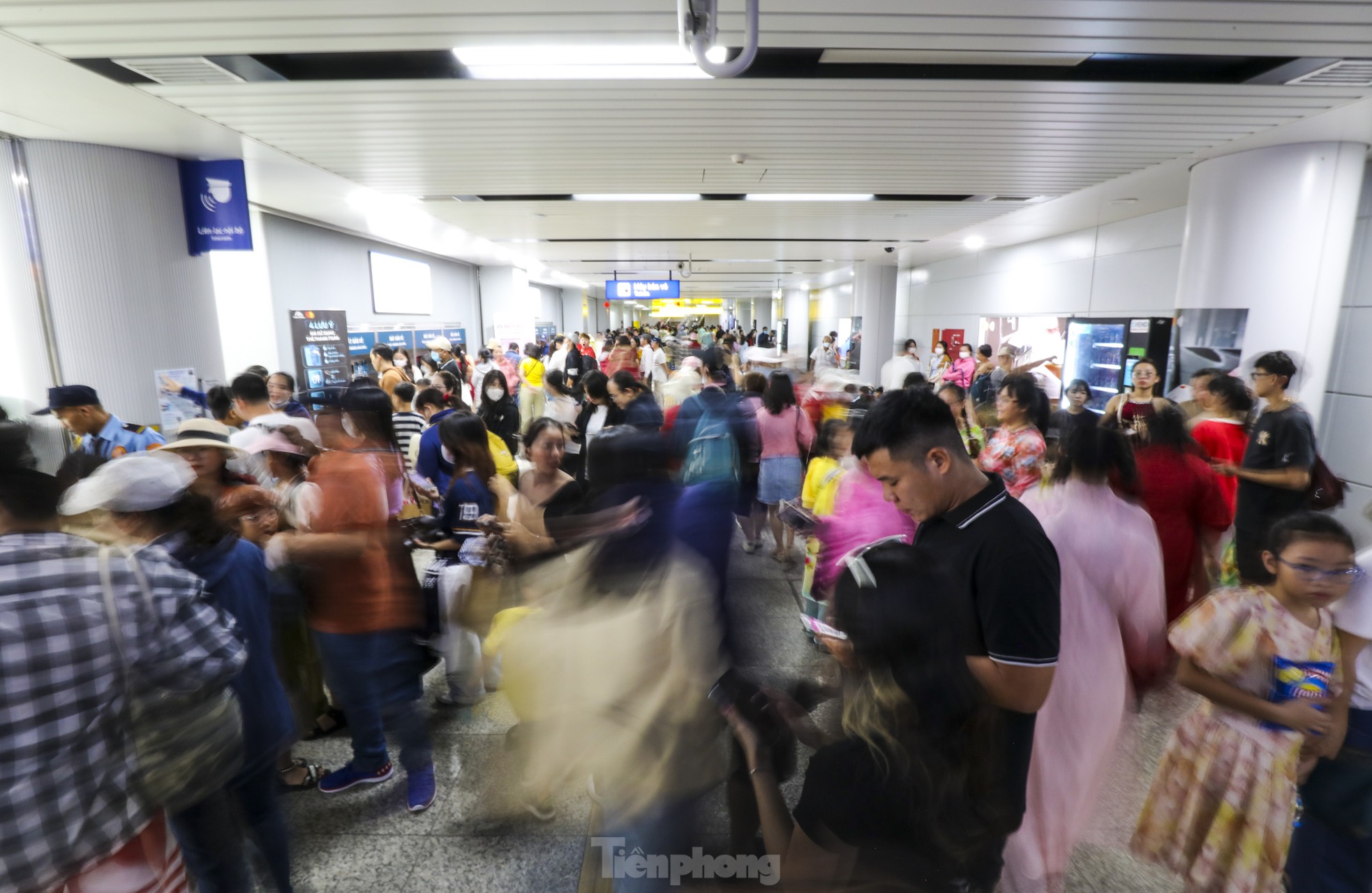 'Biển người' chờ cả tiếng để đi metro TPHCM ngày mùng 3 Tết ảnh 8