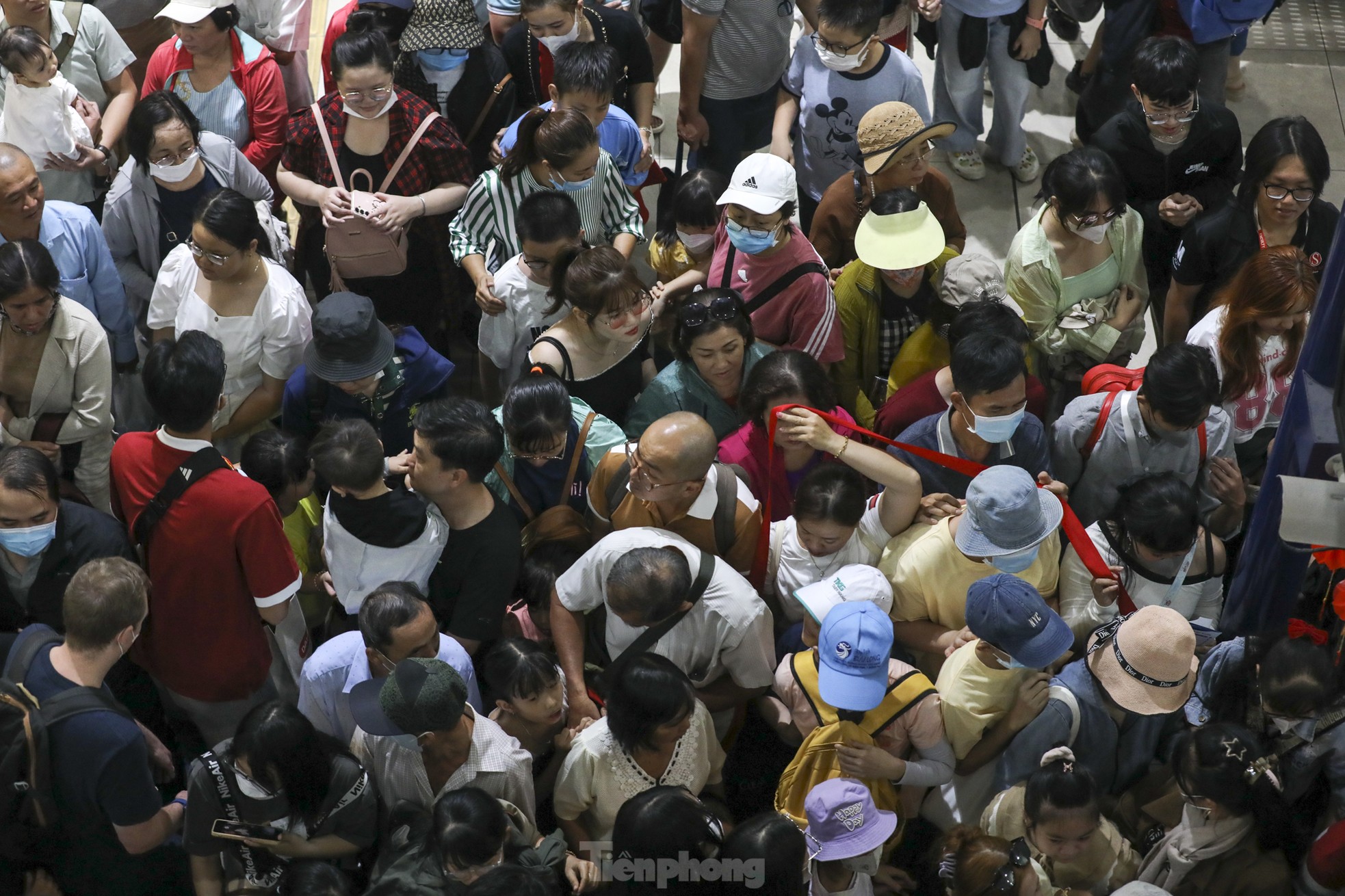 'Biển người' chờ cả tiếng để đi metro TPHCM ngày mùng 3 Tết ảnh 9