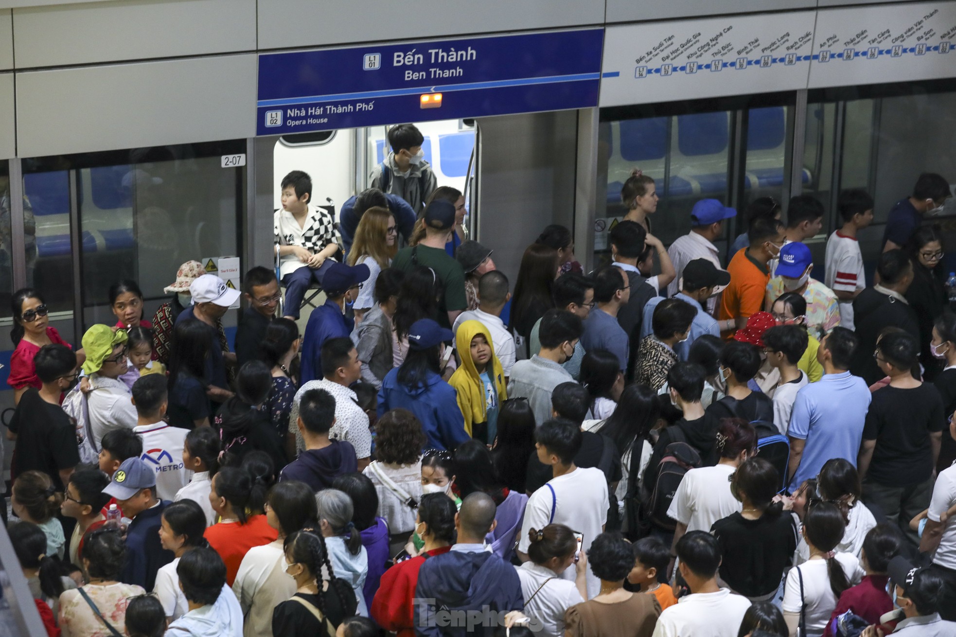 'Biển người' chờ cả tiếng để đi metro TPHCM ngày mùng 3 Tết ảnh 10