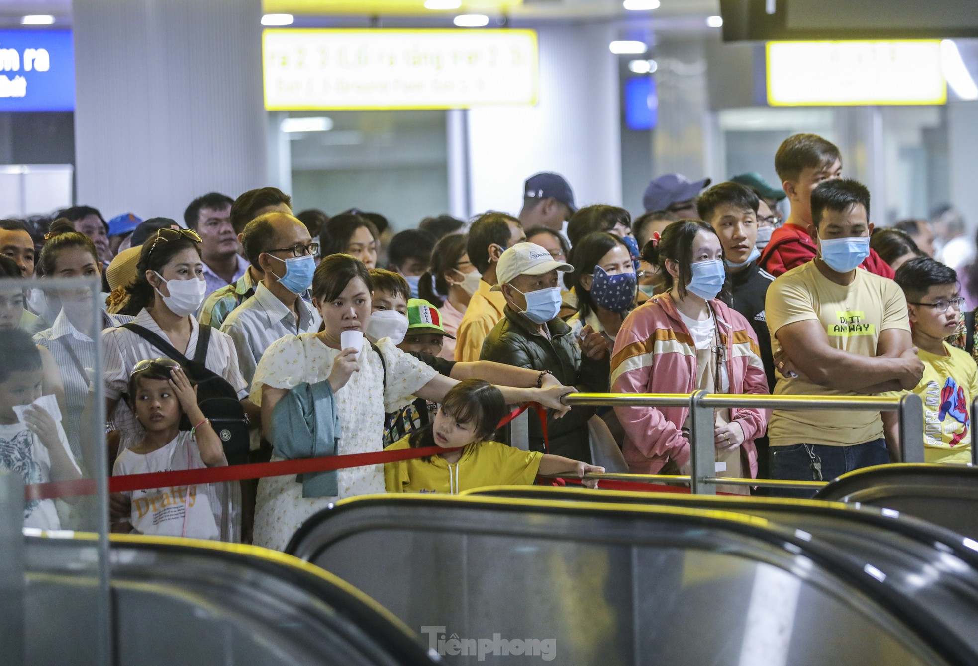 'Biển người' chờ cả tiếng để đi metro TPHCM ngày mùng 3 Tết ảnh 11