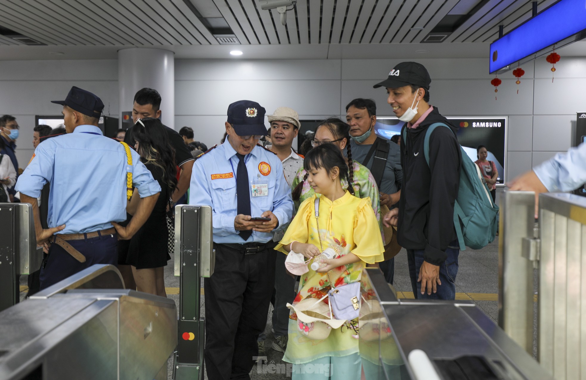 'Biển người' chờ cả tiếng để đi metro TPHCM ngày mùng 3 Tết ảnh 13