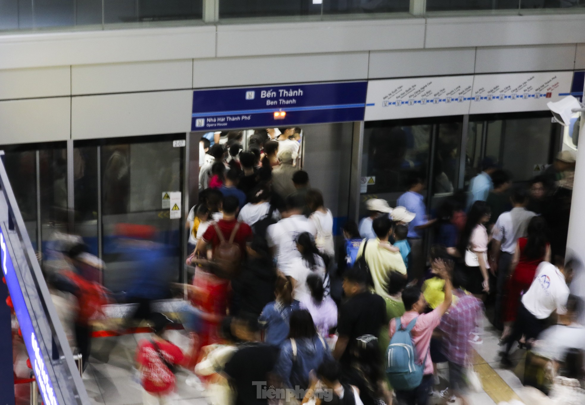 'Biển người' chờ cả tiếng để đi metro TPHCM ngày mùng 3 Tết ảnh 15