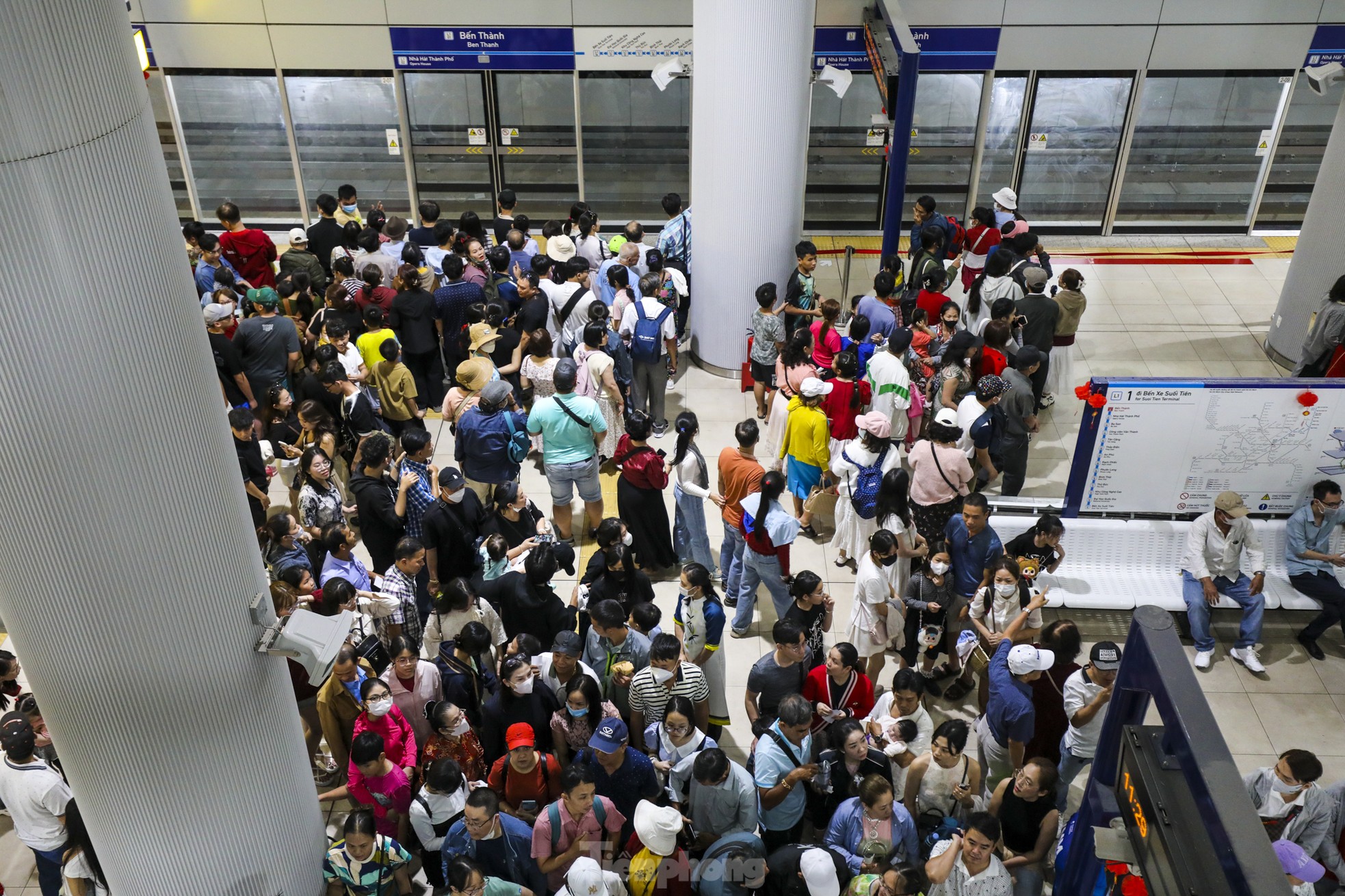 'Biển người' chờ cả tiếng để đi metro TPHCM ngày mùng 3 Tết ảnh 16