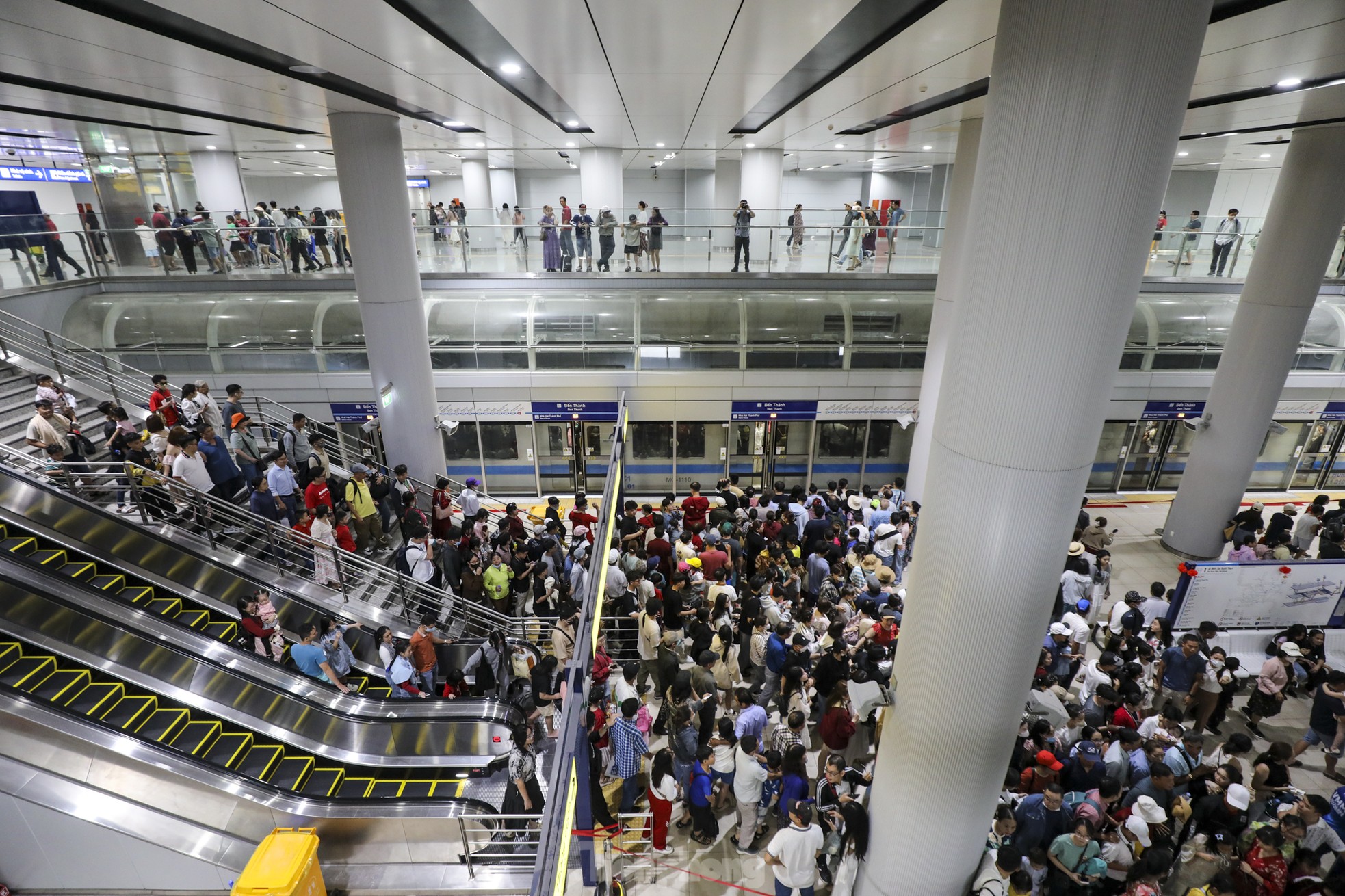 'Biển người' chờ cả tiếng để đi metro TPHCM ngày mùng 3 Tết ảnh 18